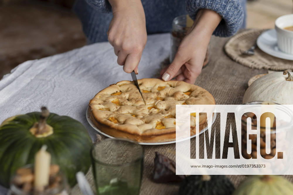 IMAGO Creative, Herbst, Food, Pumpkin Pie Hands of woman cutting homemade pumpkin pie model released, Symbolfoto property released, LLUF01047