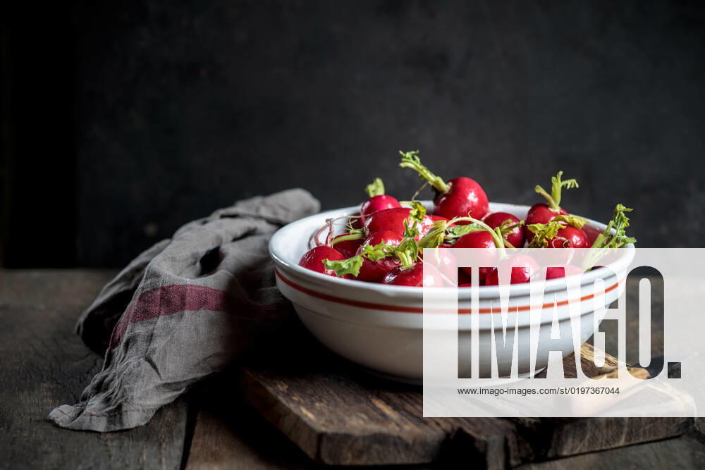 IMAGO Creative, Sommer, Food, Radieschen Red radishes in bowl at table, SBDF04592