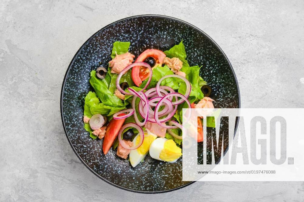 Top view of salad with lettuce, salmon, tomato, boiled egg and onion, Top view of salad with lettuce, salmon, tomato, boiled egg and onion with olives, Top view of salad with lettuce, salmon, tomato, boiled egg and onion with olives, 19.09.2022,