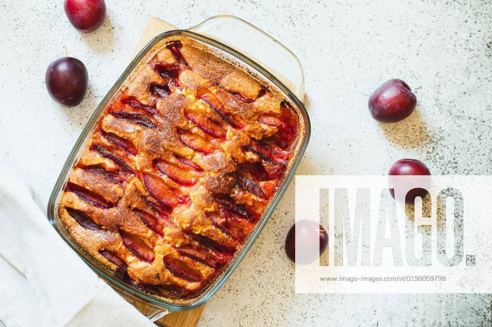 IMAGO Creative, Herbst, Food, Pflaumenkuchen rustic plum cake. Copy space. Top view, flat lay. Simple baking concept., rustic plum cake. Copy space. Top view, flat lay. Simple baking concept, rustic plum cake. Copy space. Top view, flat lay. Simple baking concept, 03.10.2022,