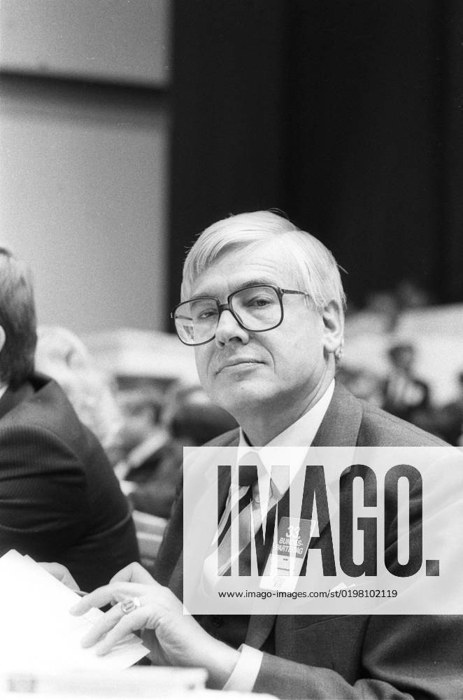 Christian Schwarz Schilling politician 03 85 stroe Christian Schwarz Schilling in march 1985 at CDU federal party congress in Essen germany german german man politics CDU minister post minister federal minister for post and telecommunications post and telecommunications federal post minister ex entrepreneur party congress german pol