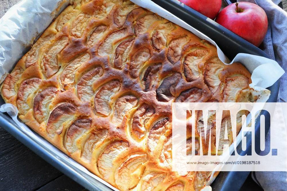 IMAGO Creative, Herbst, Food, Apfelkuchen Clasic apple cake, selective focus. Homemade pie on rustic wooden background, Clasic apple cake, selective focus. Homemade pie on rustic wooden background ., Clasic apple cake, selective focus. Homemade pie on rustic wooden background ., 20.10.2022,