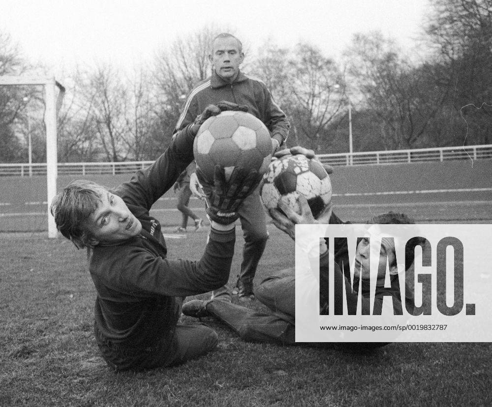 Borussia Moenchengladbach Training 25.11.1969 Trainer Hennes Weisweiler mit Wolfgang Kleff und Volker Danner (rechts) HM