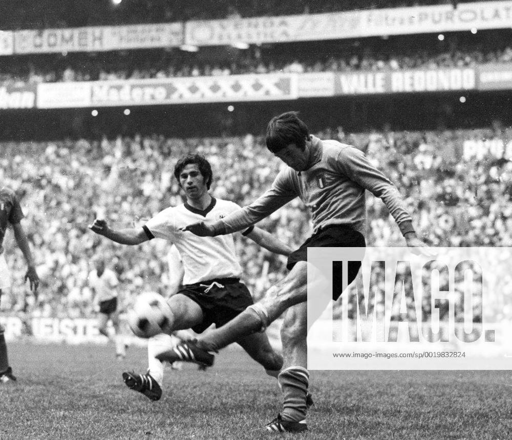 WM 1970: Deutschland - Italien 3:4 n.V. am 17.6. in Mexico City Torwart Enrico Albertosi klaert vor Gerd Mueller HM