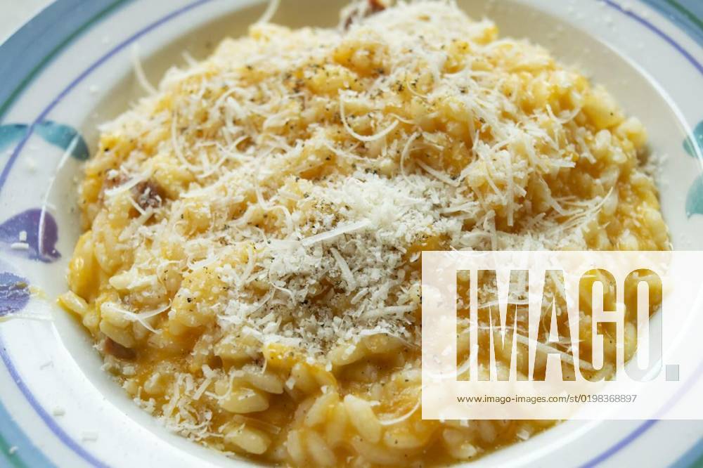 IMAGO Creative, Herbst, Food, Kürbis-Risotto pumpkin risotto with grated parmesan, pumpkin risotto with grated parmesan in a white dish, pumpkin risotto with grated parmesan in a white dish, 10.11.2022,