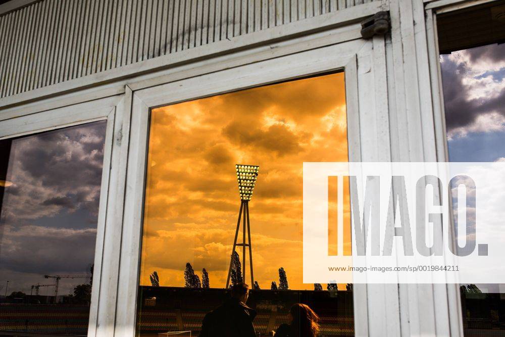 Berlin, Deutschland, 13.05.2015: Fußball Frauen Championsleague 2014 2015 - UEFA Women s Championsleague Final 2015 - Vorschau. Ein Flutlichtmasten vom Friedrich-Ludwig-Jahn-Sportpark spiegelt sich in einem getönten Fenster