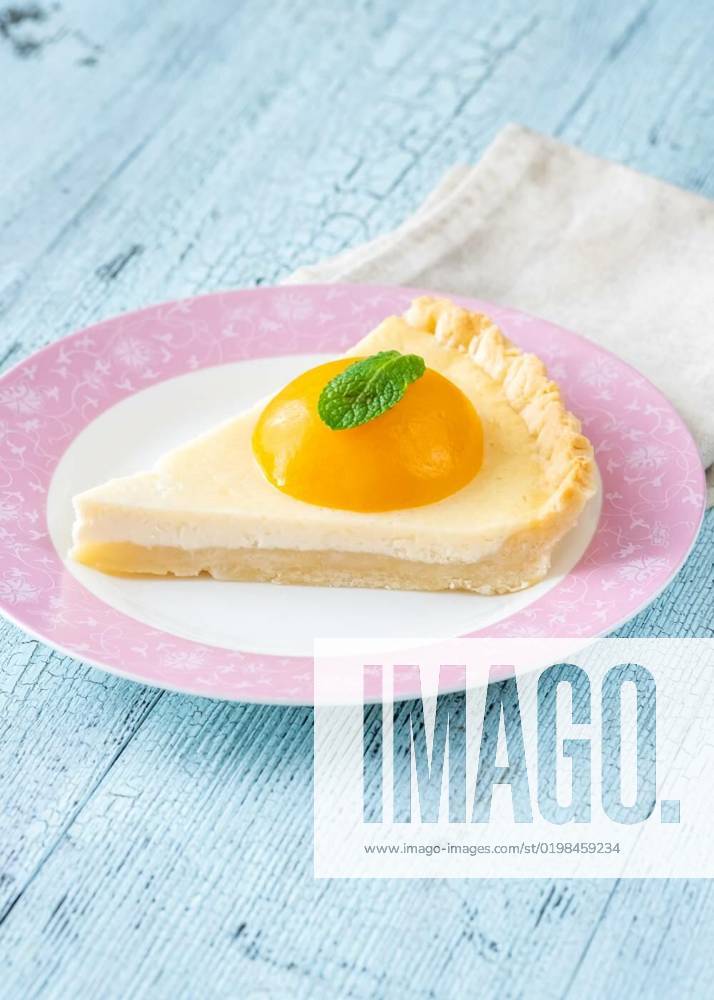 Peach tart with mascarpone cream, Tart with mascarpone cheese cream and peach halves, Tart with mascarpone cheese cream and peach halves, 22.11.2022,