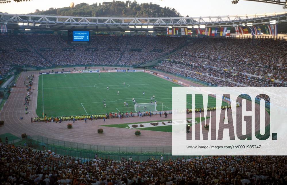 Das ausverkaufte Stadio Olimpico in Rom während des WM Endspiels 1990 zwischen Deutschland und Argentinien Fußball Länderspiel Herren Weltmeisterschaft 1990, Nationalmannschaft, Nationalteam, Nationaltrikot, Finale, Endspiel, Vdia Totale Stadio Olimpico, Olympiastadion Rom