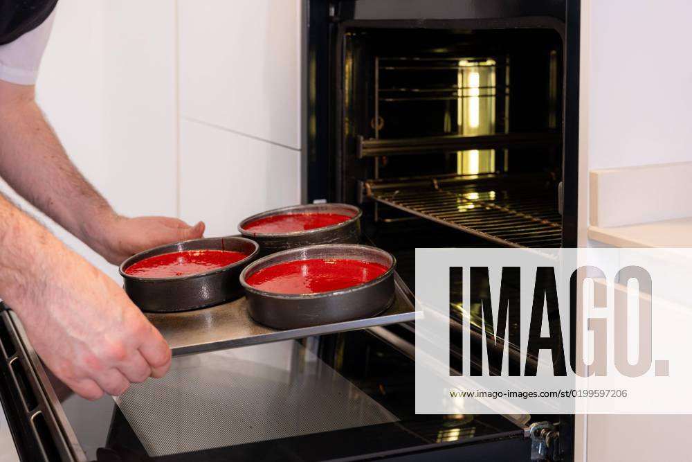 Hands one man, the to House a Red velvet cake bakes, the the Red Cake in the Oven pushes Work to House
