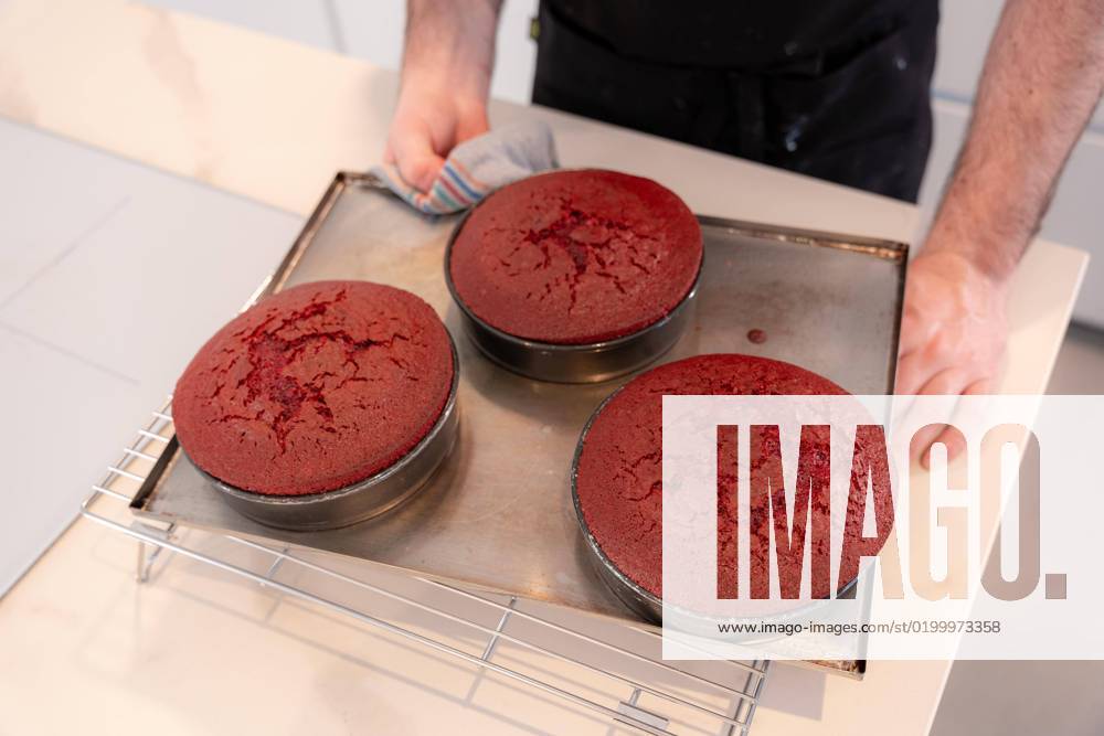 Hands one Man Baking a Red velvet cake to home, Biskuitkuchen at Oven baked form