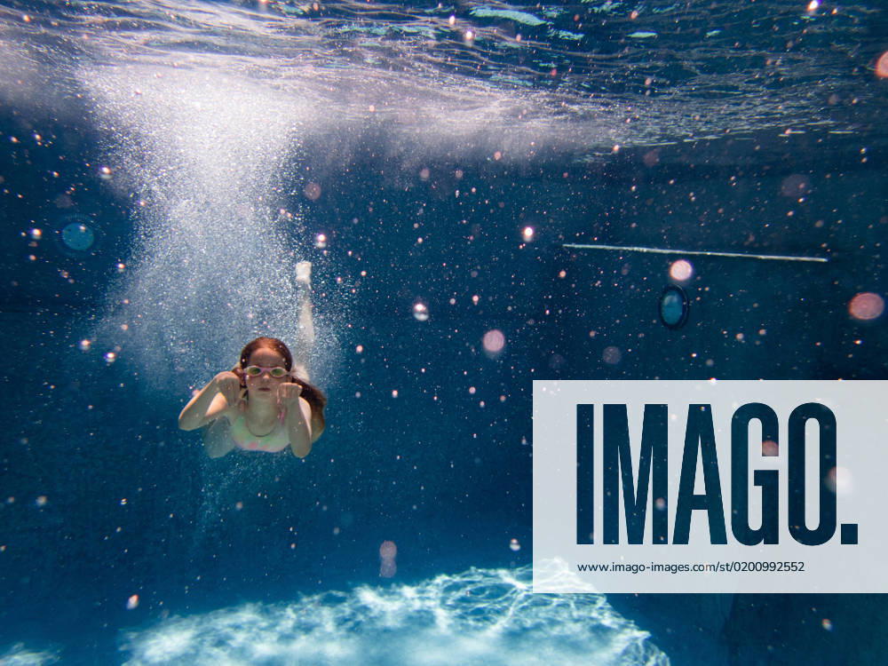 Girl swimming in blue backyard pool with goggles and swim suit Gurnee, Illinois, United States CR_WVNP230125E-1091172-01 ,model released, Symbolfoto