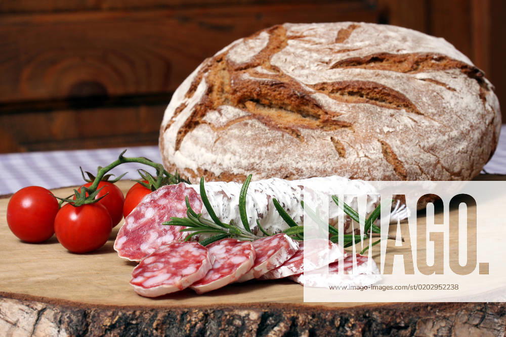 Snack with French Salami and Tomatoes Snack With bread French Salami and tomatoes BLWS680645