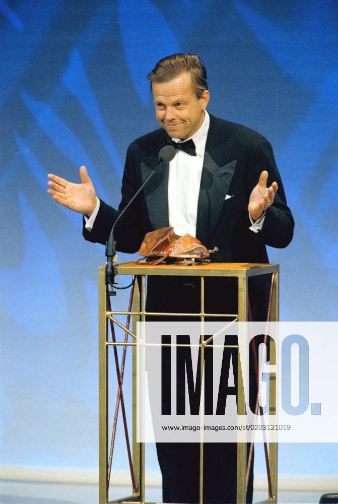 Archive 990208 Arets 1999 Guldbaggegala took place at the Royal Opera House in Stockholm Swedish actors, film producers and other professionals in Swedish film were awarded a Goldbag for their achievements in 1998 The picture shows actor Krister Henriksson accepting his award in the category of best