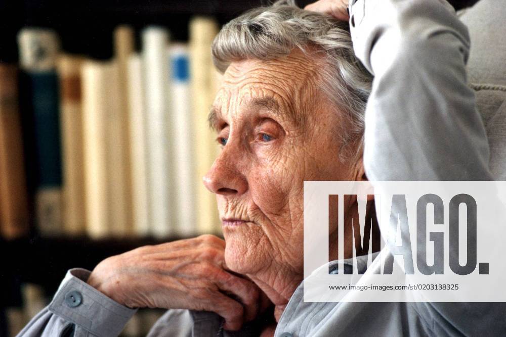 SCANPIX SWEDEN, 1995 Astrid Lindgren author Haller one hand on the head