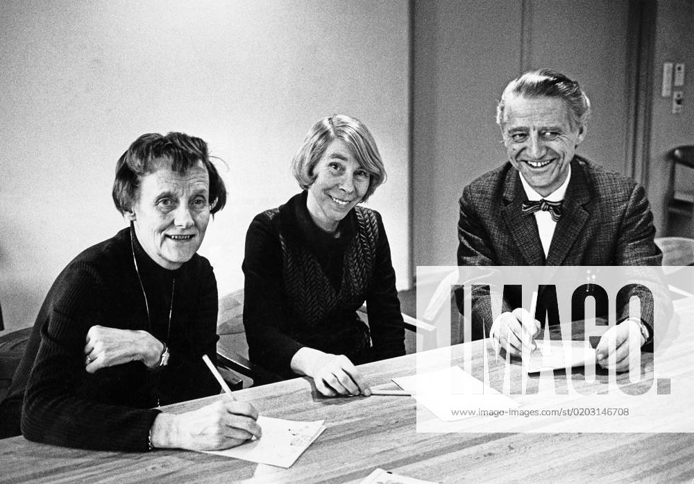 STOCKHOLM 1971 01 20 The three children s book authors Astrid Lindgren left , Sweden, Tove Jansson, Finland, and Thorbjörn Egner, Norway Planning for the North Vision program on TV for the benefit of the Refugee 71 fundraiser STOCKHOLM Sweden