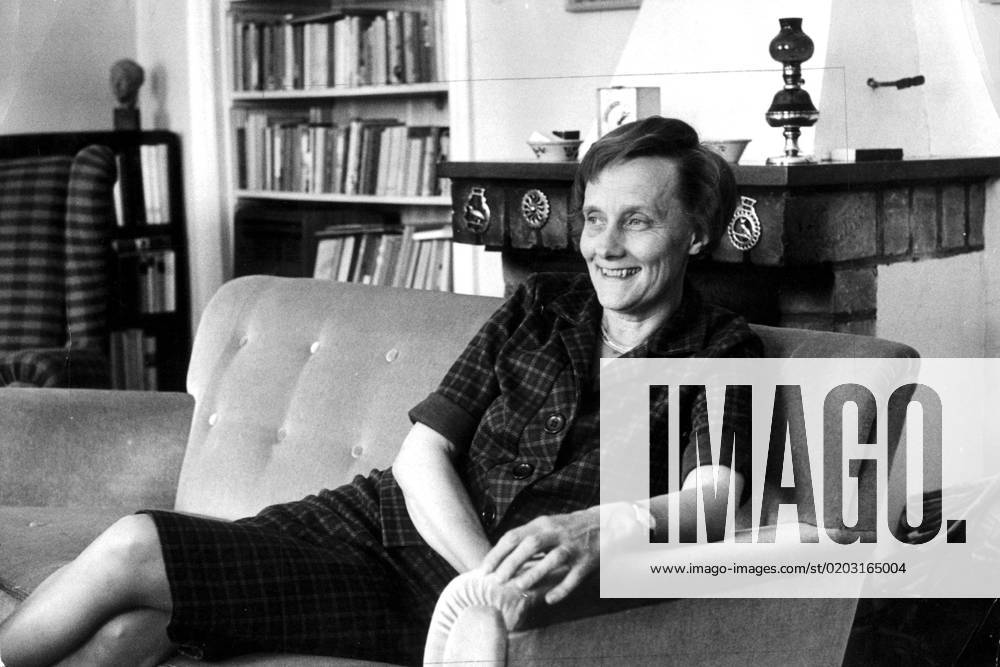 SCANPIX SWEDEN, 1962 08 18 Astrid Lindgren at home Sitting on the sofa in the living room culture