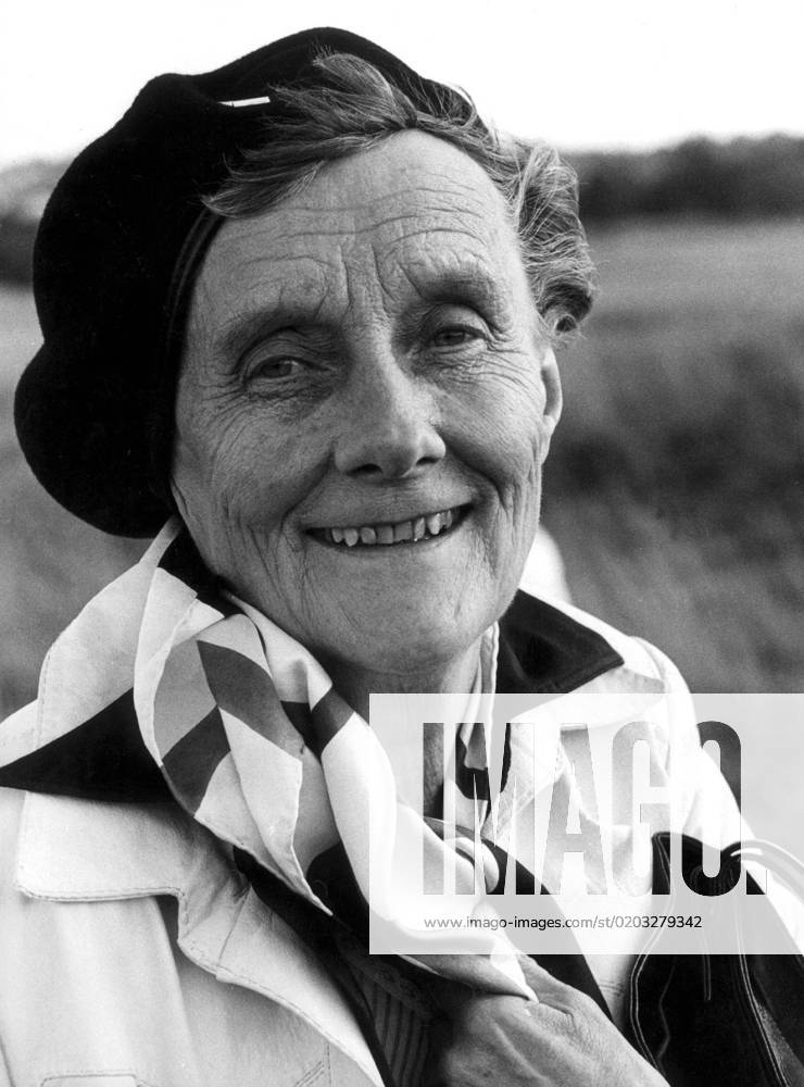 SCANPIX SWEDEN, 1980 06 17 Author Astrid Lindgren Outdoors in scarf and beret culture