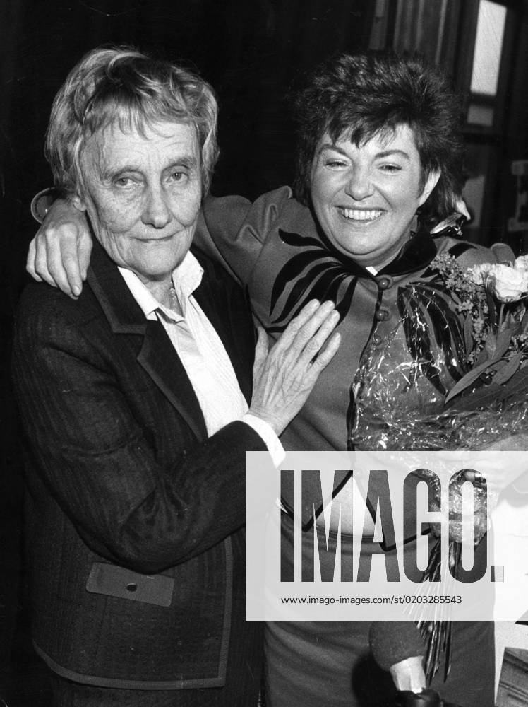 ARCHIVE 1985 Astrid Lindgren presents the Astrid Lindgren Prize to the author Viveca Sundvall STOCKHOLM Sweden PB KOD 1010