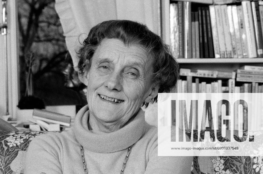 TT weekend banknote change What will the new 200 kronor banknote and the new 2 krona look like A first decision is expected during varen All Swedes can make suggestions for motifs Astrid Lindgren is so far the favourite Archive 781220 Astrid Lindgren, childrens book author, is seen here photographed in her home in Vasastaden in Stockholm STOCKHOLM SWEDEN