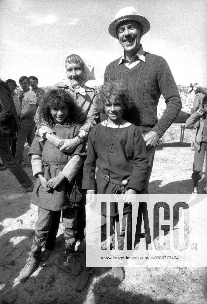 SCANPIX SWEDEN, 1983 Author Astrid Lindgren and director Tage Danielsson Here with actors Hanna Zetterberg Ronja and Dan Hafström during the shooting of the film Ronja Rövardotter culture
