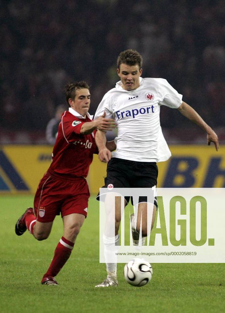 Alexander Meier (Frankfurt, re.) gegen Philipp Lahm (Bayern) Fußball 1. BL Herren DFB Pokal 2005 2006, Pokalspiel, Finale, Endspiel, Pokalfinale, Pokalendspiel Gruppe Berlin Dynamik,