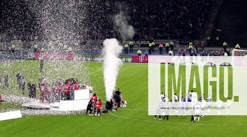 Während der FC Bayern München den Pokalsieg 2005 2006 feiert, schleichen die Frankfurter enttäuscht vom Platz Fußball Herren DFB Pokal 2005 2006, Pokalspiel, Finale, Endspiel, Pokalfinale, Pokalendspiel Totale Qualmwolke, Freud und Leid Berlin, Abgang Freude, Enttäuschung,