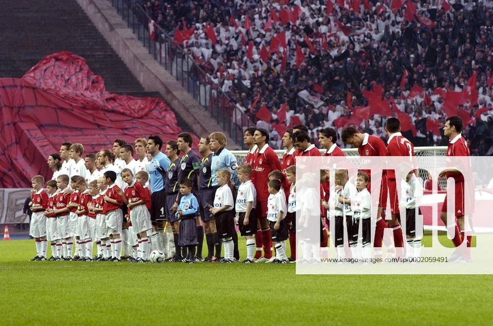 Mannschaften von Frankfurt (li.) und Bayern sowie das Schiedsrichtergespann stehen für das Pokalfinale 2006 bereit Fußball Herren DFB Pokal 2005 2006, Pokalspiel, Finale, Endspiel, Pokalfinale, Pokalendspiel Totale Kind, Kinder, Fußballkind, Fußballkinder, Ball Berlin