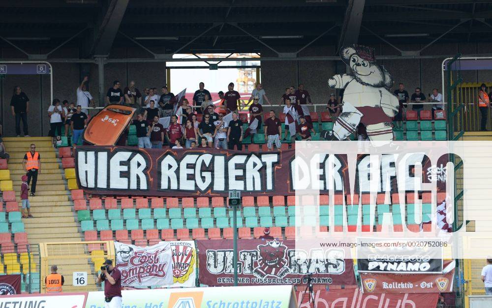 Fussball, Herren, Saison 2015 16, Regionalliga Nordost (3. Spieltag), BFC Dynamo - FC Carl Zeiss Jena 1:2, Fans des BFC, Hier regiert der BFC, Fuck Jena, Jena-Logo verschwindet im Mülleimer der BSR, 15.08. 2015,