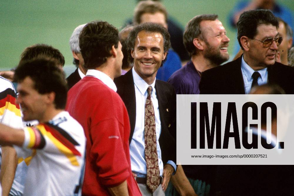 Teamchef Franz Beckenbauer (Deutschland, Mitte) freut sich im Kreise seiner Getreuen über den WM-Sieg Fußball WM Herren Weltmeisterschaft 1990, Finale, Endspiel, Länderspiel, Nationalmannschaft, Nationalteam Gruppe Olympiastadion, Stadio Olimpico Rom Glück Freude,