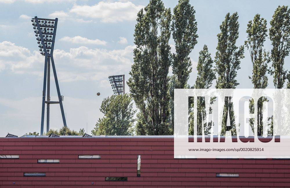 Berlin, Deutschland, 22.08.2015: Fußball Berlin-Liga Saison 2015 2016 - SV Empor Berlin - SD Croatia. Flutlichtmasten vom Friedrich-Ludwig-Jahn-Sportpark, davor die Fassade vom kleinen Stadion
