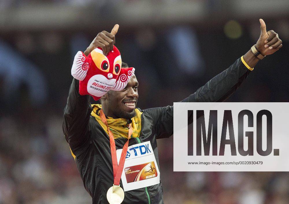 Jubel Sieger Usain BOLT (JAM 1.Platz) Weltmeister, mit Medaille, Gold, Goldmedaille Siegerehrung 200m der Maenner am 28.08.2015 Leichtathletik Weltmeisterschaft 2015 in Peking China vom 22.08.