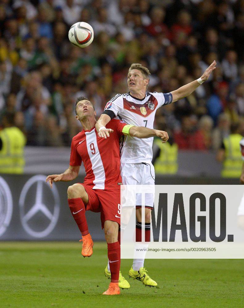 Fussball Europameisterschafts-Qualifikation, 7.Spieltag, Deutschland - Polen, in der Commerzbank-Arena Frankfurt Main. v.li: Robert Lewandowski (Polen) gegen Bastian Schweinsteiger (Deutschland).