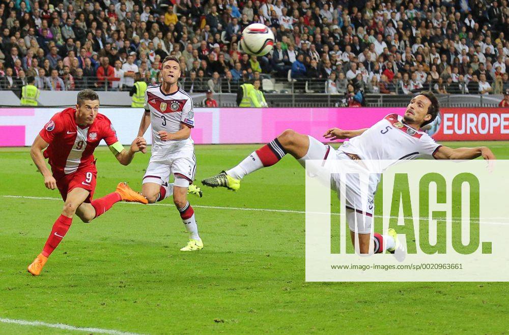 Robert LEWANDOWSKI, Pol 9 Torschuss, schiesst das Tor zum 2-1 Mats HUMMELS, DFB 5 DEUTSCHLAND - POLEN ( - ) Qualifikation Europameisterschaft, Euro 2016, Deutsche Fussball Nationalmannschaft, DFB am 04.09.2015 in Frankfurt.