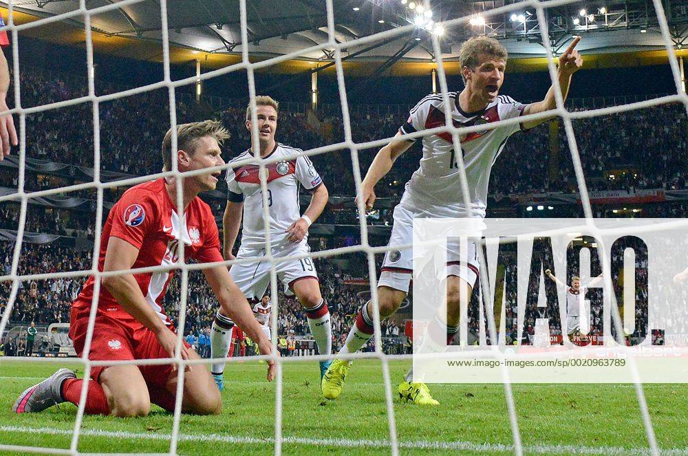 Fussball EM Quali 2016, Deutschland - Polen,, v.l. Mario Goetze (Deutsche Fussball Nationalmannschaft DFB), Thomas Mueller (Deutsche Fussball Nationalmannschaft DFB) celebrate the goal, Torjubel zum 1:0