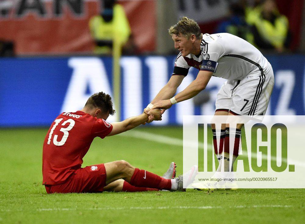 Foul Gefährliches Spiel hohes Bein von Bastian Schweinsteiger (GER) an Maciej Rybus (POL) entschuldigt sich Fairplay DFB Länderspiel Deutschland GER vs Polen POL EM-Qualifikation zur UEFA Europameisterschaft Commerzbank Arena Frankfurt am Main 04.09.2015 DFB Länderspiel Deutschland vs Polen EM Qualifikation