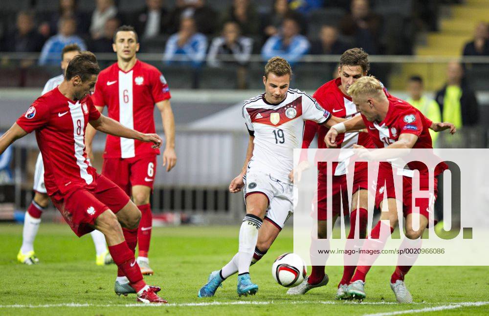 Frankfurt, 04.09.2015, Commerzbank Arena Nicht zu stoppen: Mario Götze (Deutschland) gegen 4 Polen - Grzegorz Krychowiak (Polen), Tomasz Jodlowiec (Polen), Lukasz Szukala (Polen), Kamil Glik (Polen) Deutschland - Polen mm