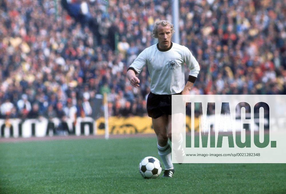 EM-Qualifikation Viertelfinale, BR Deutschland - Spanien in München: Berti Vogts (BRD) am Ball