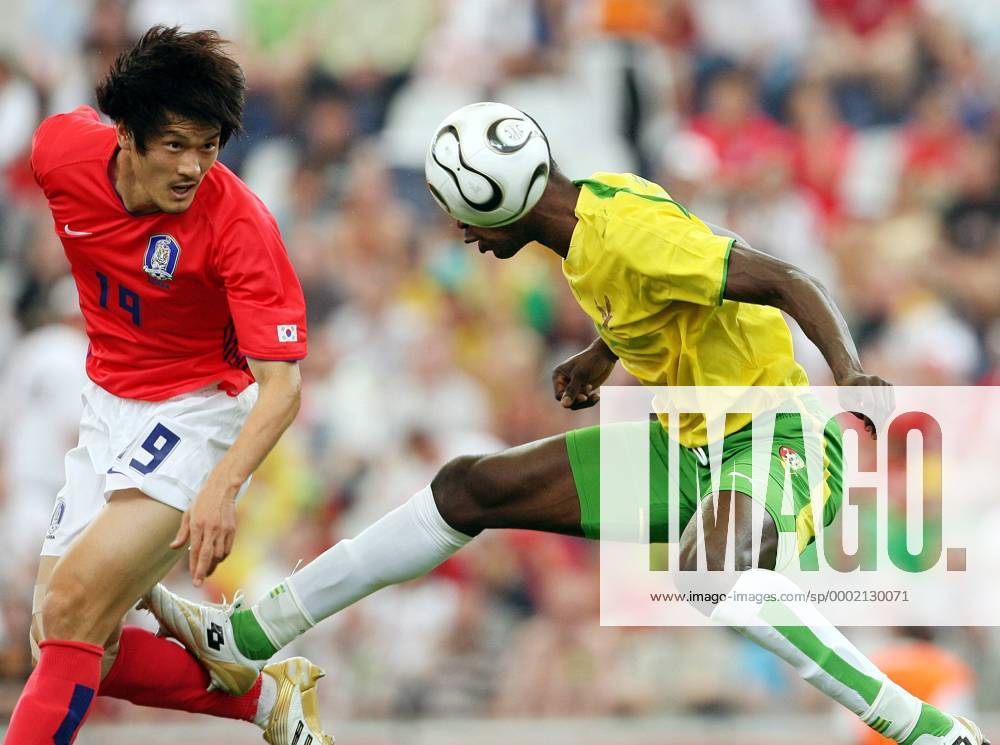 Cho Jae Jin (Südkorea, li.) gegen Dare Nibombe (Togo) - Fußball WM Herren WM 2006, Länderspiel, Nationalteam, Gruppe G, Nationaltrikot, Südkorea - Togo, Korea Gruppe Frankfurt M. Dynamik, Fußball WM Herren WM 2006, Länderspiel, Nationalteam, Gruppe G, Nationaltrikot, Südkorea - Togo, Korea Gruppe Frankfurt M. Dynamik,