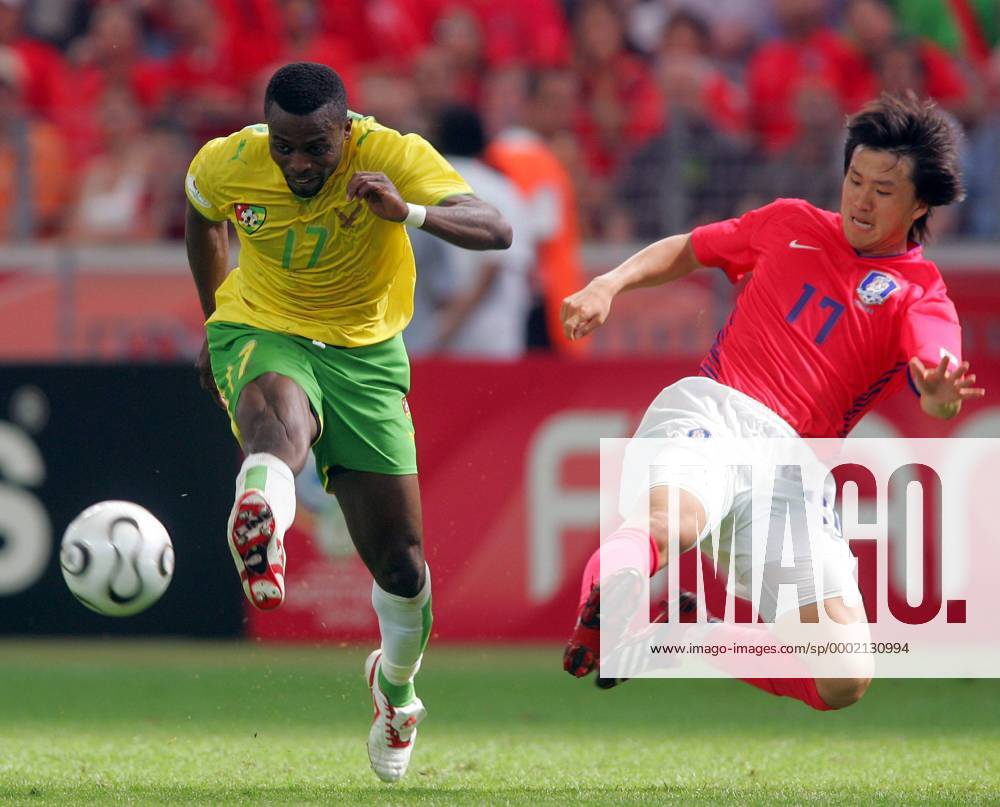 Mohamed Kader (Togo, li.) gegen Lee Ho (Südkorea) - (fra2006061309) Fußball WM Herren WM 2006, Länderspiel, Nationalteam, Gruppe G, Nationaltrikot, Südkorea - Togo 2:1, Korea Gruppe Frankfurt M. Dynamik, Fußball WM Herren WM 2006, Länderspiel, Nationalteam, Gruppe G, Nationaltrikot, Südkorea - Togo 2:1, Korea Gruppe Frankfurt M. Dynamik,