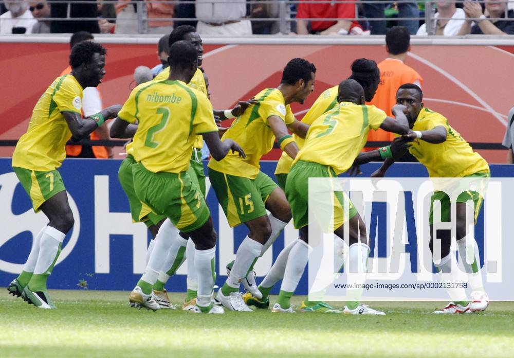 Torjubel Togo mit Freudentanz v.re.: Mohamed Kader, Emmanuel Adebayor, Massamasso Tchangai, Alaixys Romao, Dare Nibombe und Moustapha Salifou Fußball WM Herren WM 2006, Länderspiel, Nationalteam, Gruppe G, Nationaltrikot Gruppe Frankfurt M. Freude, Fußball WM Herren WM 2006, Länderspiel, Nationalteam, Gruppe G, Nationaltrikot Gruppe Frankfurt M. Freude,