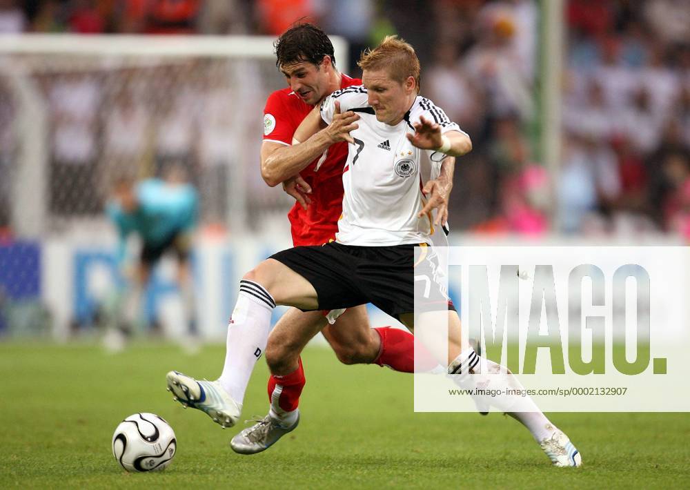 Bastian Schweinsteiger (Deutschland, re.) gegen Radoslaw Sobolewski (Polen) - Fußball WM Herren WM 2006, Länderspiel, Nationalteam, Gruppe A, Deutschland - Polen 1:0, Nationaltrikot, Vdig Gruppe Dortmund Dynamik, Kampf, Fußball WM Herren WM 2006, Länderspiel, Nationalteam, Gruppe A, Deutschland - Polen 1:0, Nationaltrikot, Vdig Gruppe Dortmund Dynamik, Kampf,