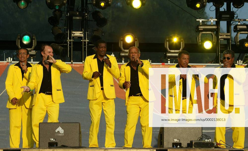 Die Legendarios do Brasil auf der Bühne der Hamburger Fanmeile v.li.: Altair, Roberto Miranda, Marco Antonio, Brito, Jairzinho und Jair Marinho Fußball Herren WM 2006, Länderspiel, Nationalteam, Gruppe F, Brasilien, Vdig Gruppe Heiligengeistfeld Hamburg, Fanfest, Fan Fest, Party, FIFA Fanmeile Fußball Herren WM 2006, Länderspiel, Nationalteam, Gruppe F, Brasilien, Vdig Gruppe Heiligengeistfeld Hamburg, Fanfest, Fan Fest, Party, FIFA Fanmeile