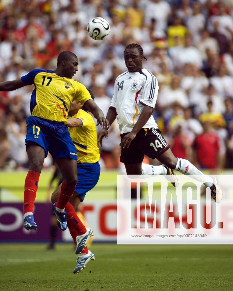Gerald Asamoah (Deutschland, re.) gegen Giovanny Espinoza (Ecuador) Fußball WM Herren WM 2006, Länderspiel, Nationalteam, Gruppe A, Ecuador - Deutschland 0:3, Nationaltrikot, Vdig Gruppe Berlin Höhe, Fußball WM Herren WM 2006, Länderspiel, Nationalteam, Gruppe A, Ecuador - Deutschland 0:3, Nationaltrikot, Vdig Gruppe Berlin Höhe,