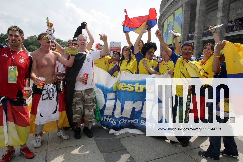 Deutsche und ecuadorianische Fans feiern gemeinsam mit ihren Landesfahnen Fußball WM Herren WM 2006, Länderspiel, Nationalteam, Gruppe A, Deutschland - Ecuador 3:0 Totale Berlin Freude Fußball WM Herren WM 2006, Länderspiel, Nationalteam, Gruppe A, Deutschland - Ecuador 3:0 Totale Berlin Freude