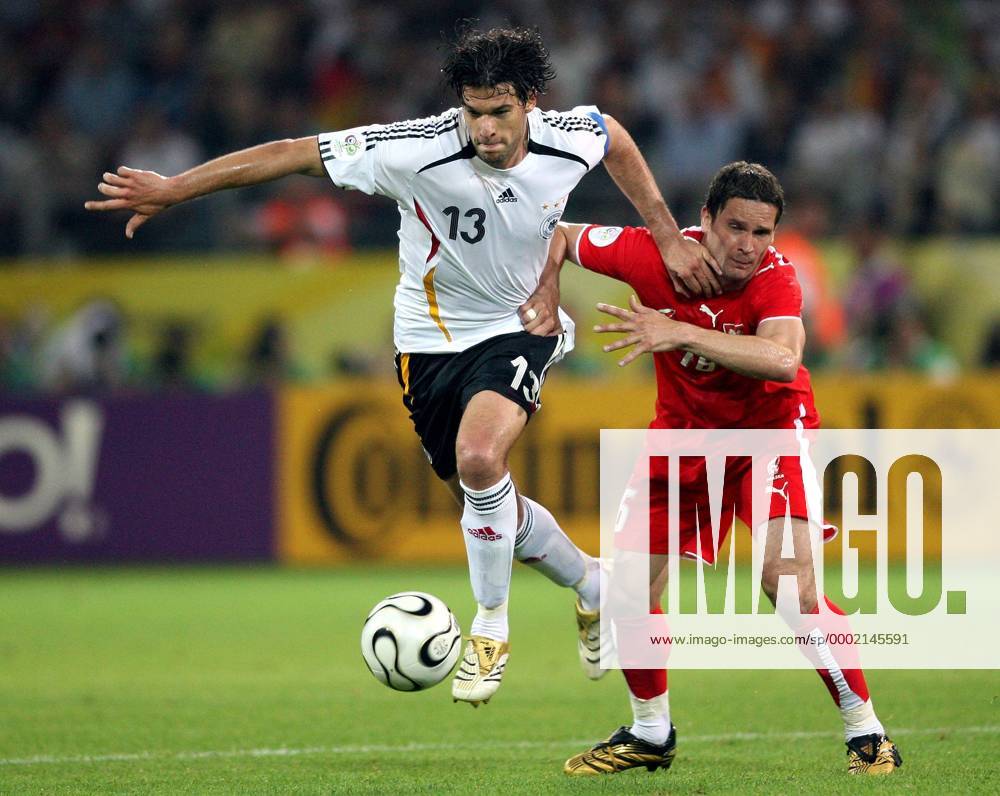 Michael Ballack (Deutschland, li.) gegen Arkadiusz Radomski (Polen) - Fußball WM Herren WM 2006, Länderspiel, Nationalteam, Nationaltrikot, Gruppe A, Deutschland - Polen 1:0 Gruppe Dortmund Dynamik, Fußball WM Herren WM 2006, Länderspiel, Nationalteam, Nationaltrikot, Gruppe A, Deutschland - Polen 1:0 Gruppe Dortmund Dynamik,