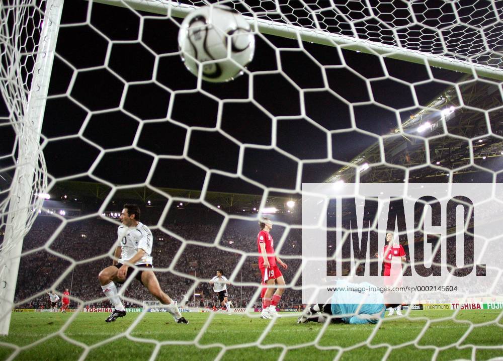 JAAAAAAA, der Ball zappelt im Netz, Torschütze Oliver Neuville (Deutschland, li.) dreht ab und Torwart Artur Boruc (Polen) liegt geschlagen am Boden - Fußball WM Herren WM 2006, Länderspiel, Nationalteam, Nationaltrikot, Gruppe A, Deutschland - Polen 1:0 Gruppe o0 World Cup Stadium, WorldCuo, Signal Iduna Park Dortmund Fußball WM Herren WM 2006, Länderspiel, Nationalteam, Nationaltrikot, Gruppe A, Deutschland - Polen 1:0 Gruppe o0 World Cup Stadium, WorldCuo, Signal Iduna Park Dortmund