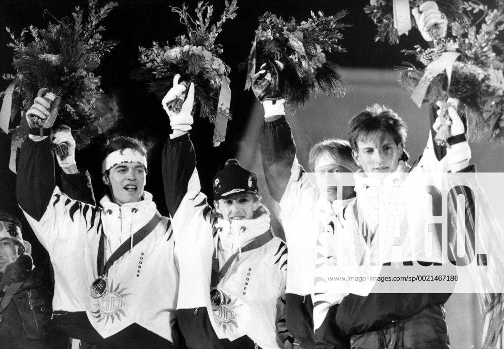 Olympische Winterspiele in Lillehammer, Siegerehrung Skispringen Mannschaft: Sieger Deutschland, v.li.: Hansjörg Jäkle, Jens Weißflog, Dieter Thoma und Christof Duffner