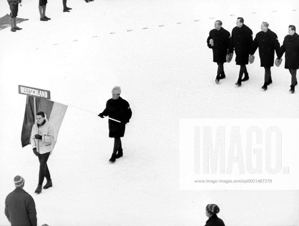 Olympia, Historie, Olympische Winterspiele 1964 in Innsbruck Olympische Winterspiele in Innsbruck, Eröffnungsfeier: Einmarsch der deutschen Mannschaft mit Fahnenträger Georg Thoma