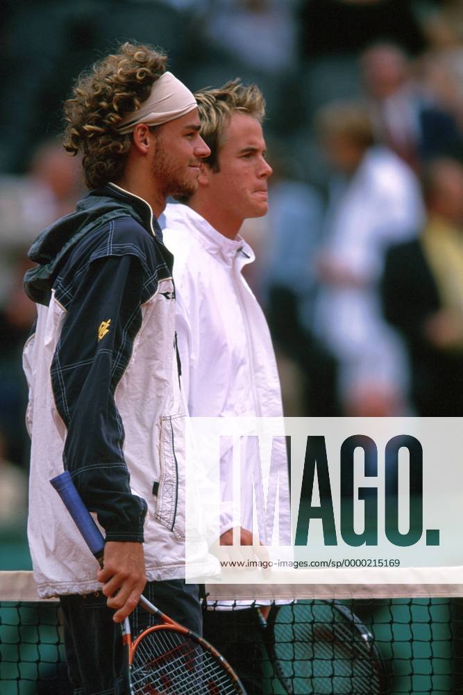 Gustavo Kuerten (li., Brasilien) und Magnus Norman (Schweden) stehen vor Spielbeginn gemeinsam am Netz Tennis Herren French Open 2000, ATP-Tour, Grand-Slam, Sand, Sandplatz, Sandplatzturnier, Sandplatztennis Gruppe Roland Garros Paris