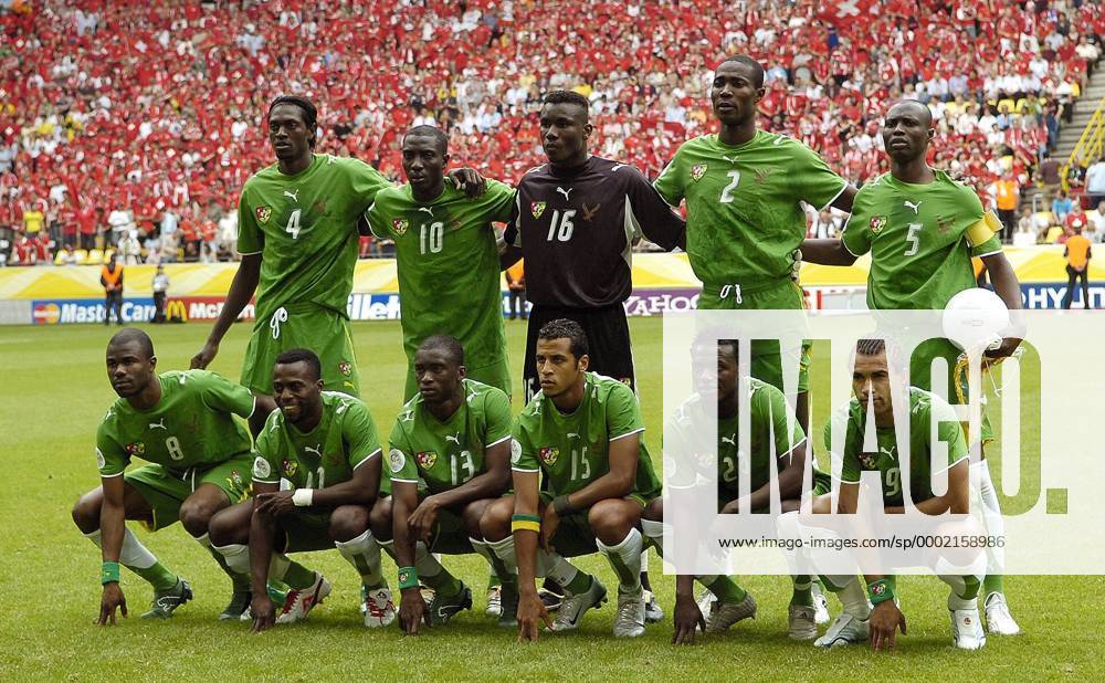 Mannschaftsfoto Togo - hi.v.li.: Emmanuel Adebayor, Cherif Toure Mamam, Torwart Kossi Agassa, Dare Nibombe, Massamasso Tchangai - vorn: Kuami Agboh, Mohamed Kader, Richmond Forson, Alaixys Romao, Assimiouh Toure Thomas Dossevi Fußball WM Herren WM 2006, Länderspiel, Nationalteam, Gruppe G, Nationaltrikot Totale Dortmund Fußball WM Herren WM 2006, Länderspiel, Nationalteam, Gruppe G, Nationaltrikot Totale Dortmund